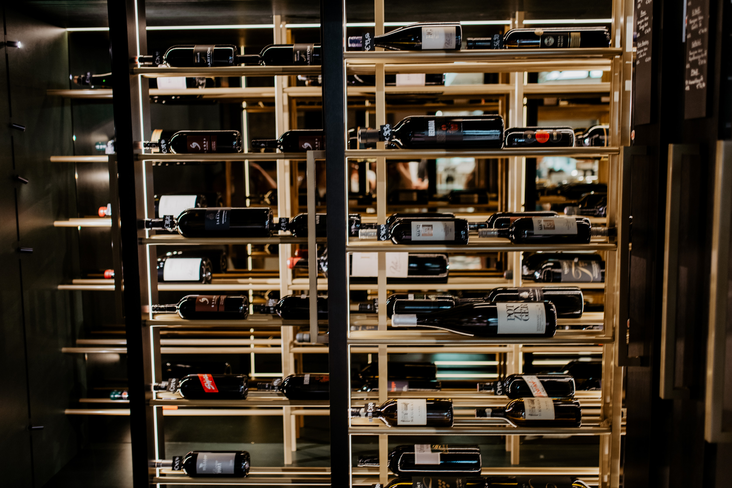 Weinkühlschrank in der Vinofaktur im Genussregal in der Südsteiermark